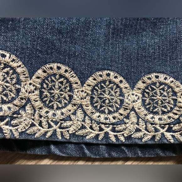 Women’s Christopher & Banks Capri Jeans - Picture 3 of 7